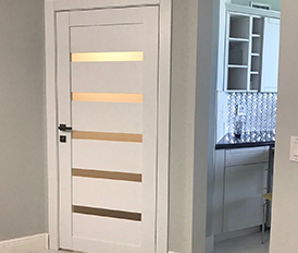 Swing interior door Leora White